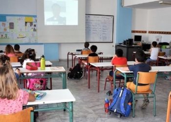 Σχολεία: Τέλος τα κινητά στην τάξη, επιστρέφει η πενθήμερη αποβολή, αλλαγές στις απουσίες, τις ζημιές θα πληρώνουν οι γονείς