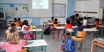 Σχολεία: Τέλος τα κινητά στην τάξη, επιστρέφει η πενθήμερη αποβολή, αλλαγές στις απουσίες, τις ζημιές θα πληρώνουν οι γονείς