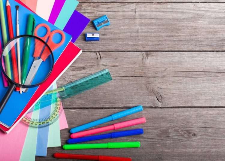 Ξεκινά σήμερα «το καλάθι των σχολικών»-Βαρύ το κόστος της εκπαίδευσης