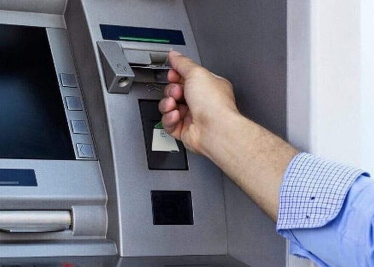 Τράπεζες: Νέα μεγάλη αύξηση εσόδων από προμήθειες – Διαφημίζουν μειώσεις αλλά…