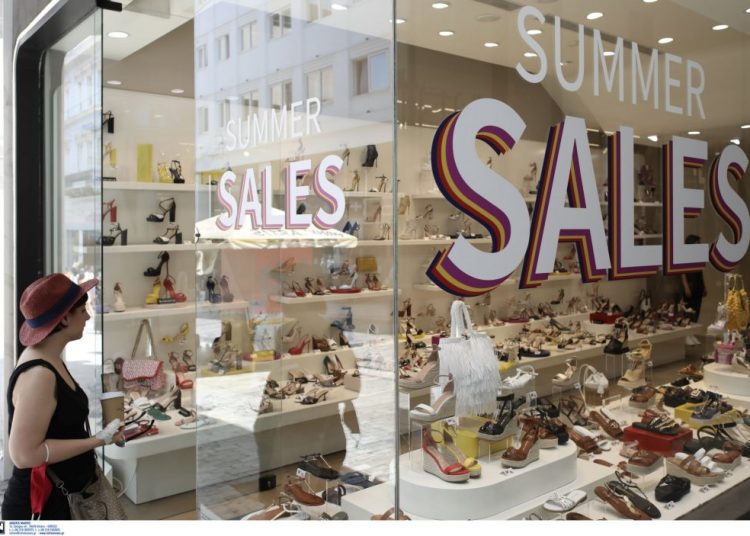 Καλοκαιρινές εκπτώσεις: Μειωμένος ο τζίρος-Δεν ψωνίζουν οι καταναλωτές