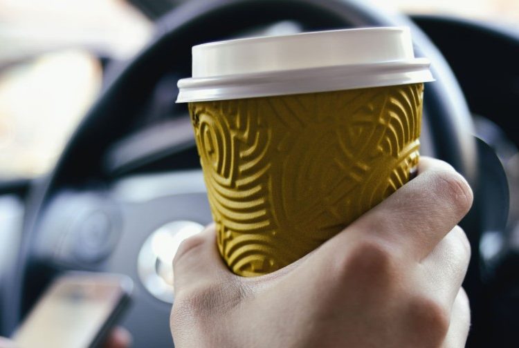 Καφές τέλος στο αμάξι-Απασχολούνται τα χέρια των οδηγών