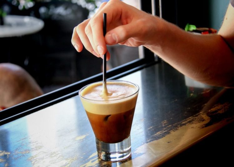 Γιατί πληρώνουμε τον ακριβότερο καφέ στην Ευρώπη