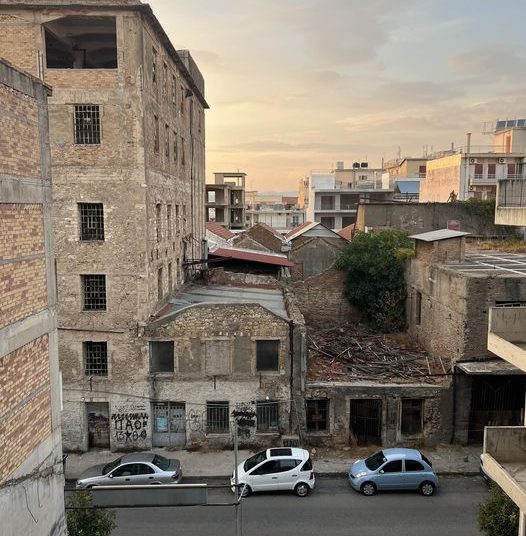 “Ζούμε σε μια πόλη που προκλητικά διαγράφει το παρελθόν της…”