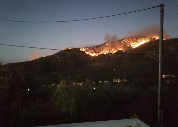 Μεγάλη φωτιά στο Ξυλόκαστρο Κορινθίας – Εκκενώνονται χωριά