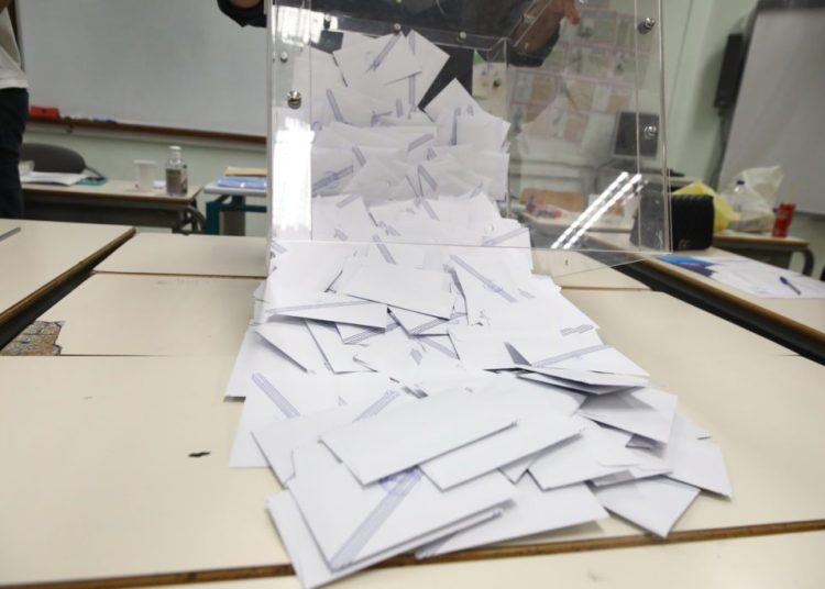 Δημοσκόπηση: Πτώση της ΝΔ – Έξι στους 10 λένε ότι τα πράγματα δεν πάνε καλά