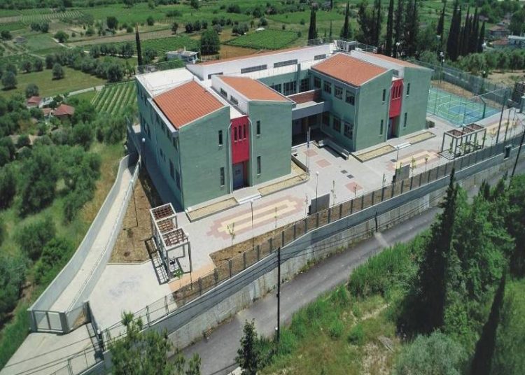 Καράτουλα: Μαθητές, γονείς & εκπαιδευτικοί έκλεισαν το Λύκειο-Αντιδρούν στην υποβάθμιση