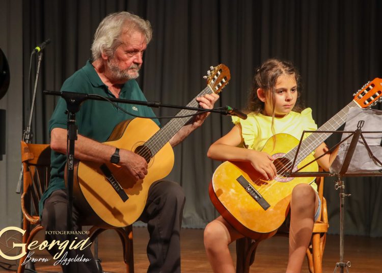 Μουσικές σπουδές Κιθάρας στη Σχολή Εγχόρδων του Ελληνικού Ωδείου Πύργου