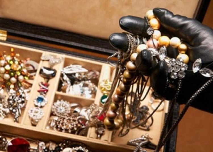 Πύργος: Απατεώνες πήραν από γυναίκα κοσμήματα αξίας 25.000 ευρώ & 26 λίρες