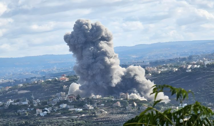 Το Ισραήλ «σφυροκοπά» θέσεις της Χεζμπολάχ στον Λίβανο