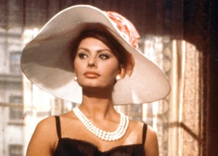Σοφία Λόρεν: 90άρισε και παραμένει αιώνιο ερωτικό σύμβολο – Τα δύσκολα παιδικά χρόνια, η Ύδρα και η παγκόσμια αναγνώριση