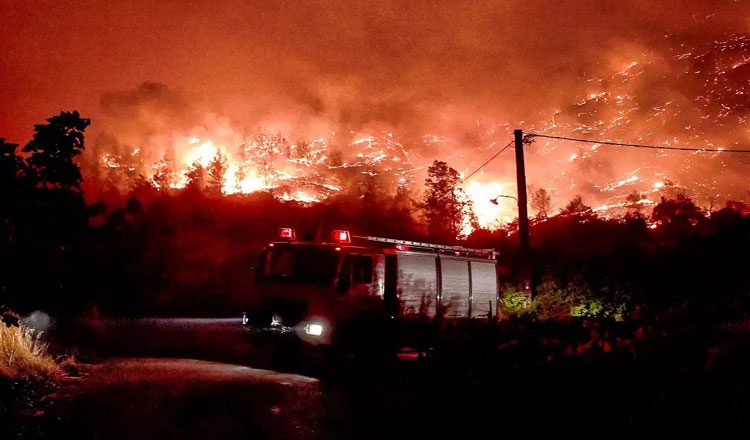 Μαίνεται η φωτιά στο Ξυλόκαστρο. Το μέτωπο κατευθύνεται προς τα Τρίκαλα Κορινθίας – Διακοπή κυκλοφορίας σε τμήματα της Κορίνθου – Πατρών