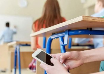 Ηλεία: Ξεκίνησαν οι αποβολές μαθητών λόγω χρήσης κινητού στην τάξη