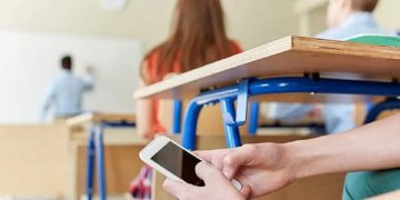 Ηλεία: Ξεκίνησαν οι αποβολές μαθητών λόγω χρήσης κινητού στην τάξη