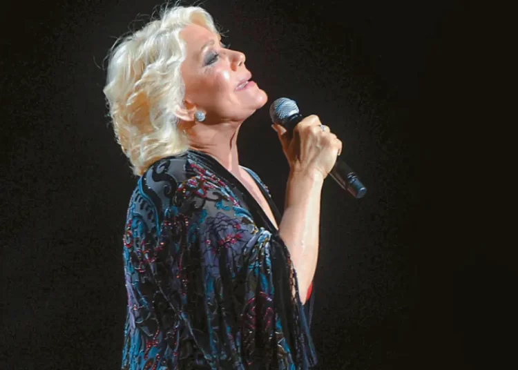 Η Μαρινέλλα κατέρρευσε στη σκηνή στο Ηρώδειο – Αναβλήθηκε η συναυλία (video)