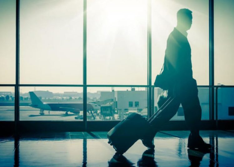 Εργασία: Oι Έλληνες νέοι με κατάρτιση συνεχίζουν να φεύγουν στο εξωτερικό