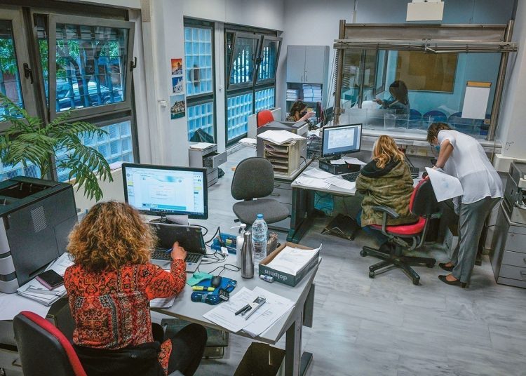 Μπόνους: Δύο μισθοί σε 30.000 υπαλλήλους Δημοσίου και ΟΤΑ