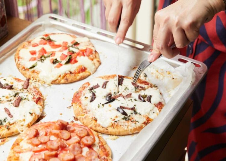 Γρήγορες πίτσες με πίτες σουβλακιού