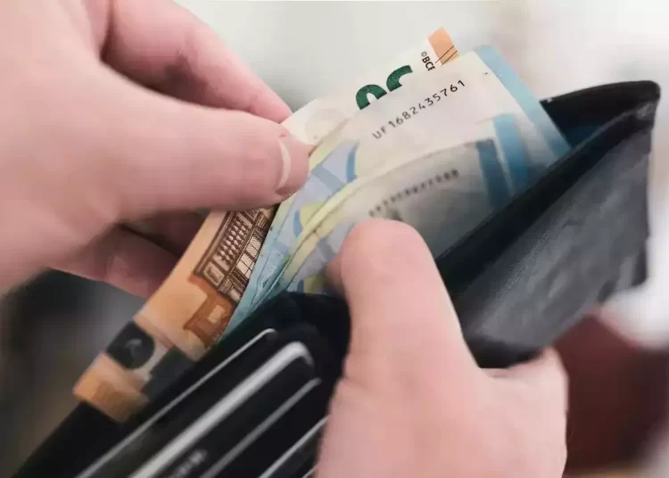 Ποιοι θα λάβουν το έκτακτο επίδομα έως 200 ευρώ τα Χριστούγεννα