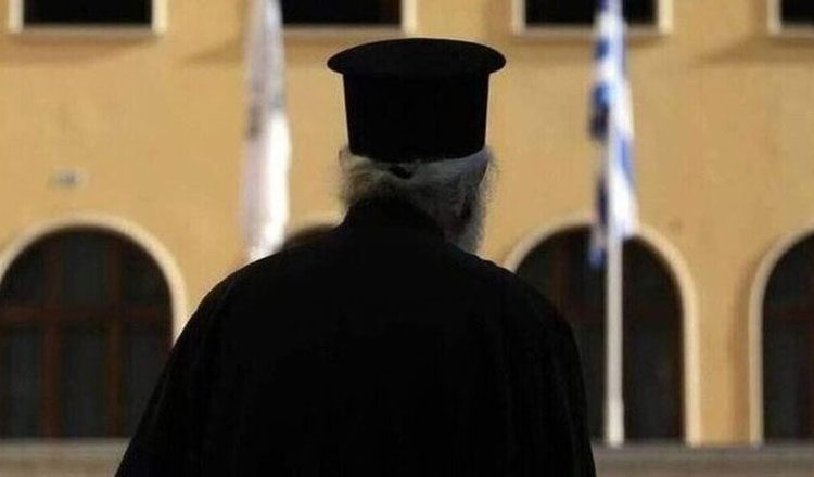 Ιερέας κλείδωσε την κόρη του σε καμπαναριό