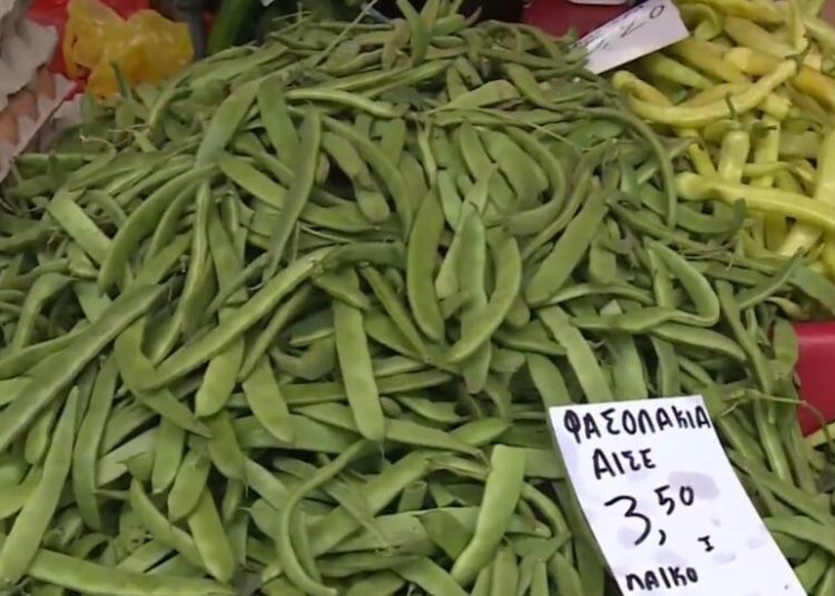 Καύσωνας και λειψυδρία «καίνε» τις τιμές φρούτων και λαχανικών