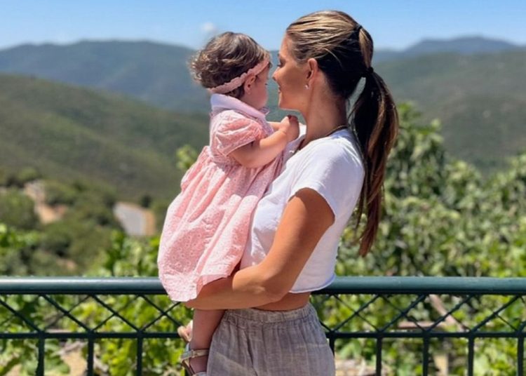 Μαρία Μενούνος: Βρίσκεται στην Ελλάδα – Επισκέφτηκε με την κόρη της το χωριό της