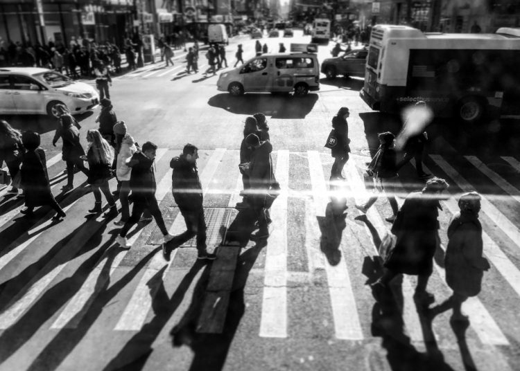 Ελλάδα: Εγκλωβισμένοι στα πατρικά τους οι νέοι – «Θηλιά» το υψηλό κόστος ζωής