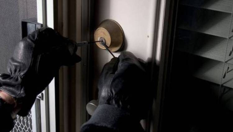 Πύργος: Μπούκαραν ληστές σε σπίτι γιατρού και πήραν 70.000 ευρώ
