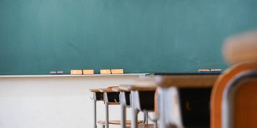 Σχολεία: Τι αλλάζει σε απουσίες, αποβολές, χρήση κινητών & bullying