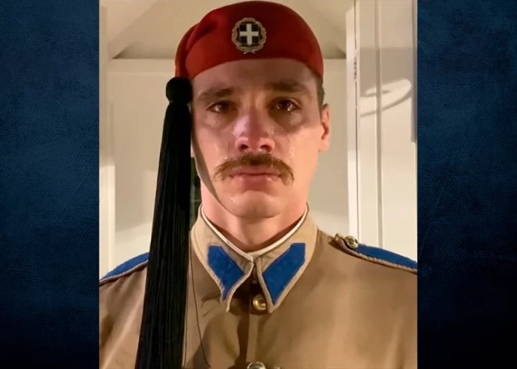 Εύζωνας έβαλε τα κλάματα στην τελευταία υπηρεσία του-«Όλη η Ελλάδα κρύβεται στα δακρυσμένα μάτια του»