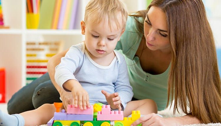 “Νταντάδες της γειτονιάς”: Ξεκινάει για όλη την Ηλεία-Ποιοι θα παίρνουν 500 ευρώ