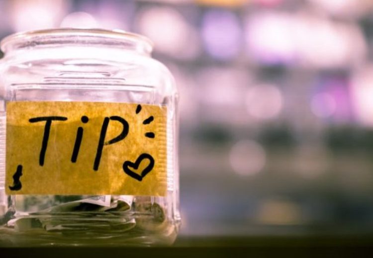 Φιλοδώρημα: Στο στόχαστρο της εφορίας τα πουρμπουάρ – Πώς θα φορολογούνται