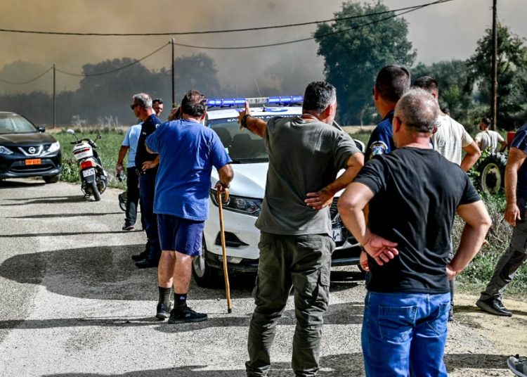 Hλεία: Καλύτερη η κατάσταση της φωτιάς στο Γεράκι-Κάηκαν σπίτια-Κινδύνεψε πυροσβέστης