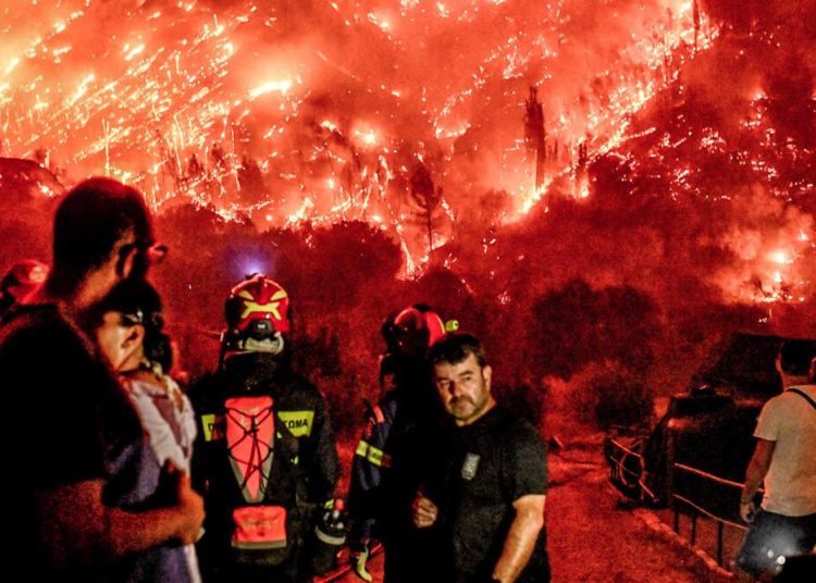 Κορινθία: H φωτιά καίει τρίτη μέρα- Άνοιξε η εθνική οδός – Πάνω από 35 χλμ το μέτωπο