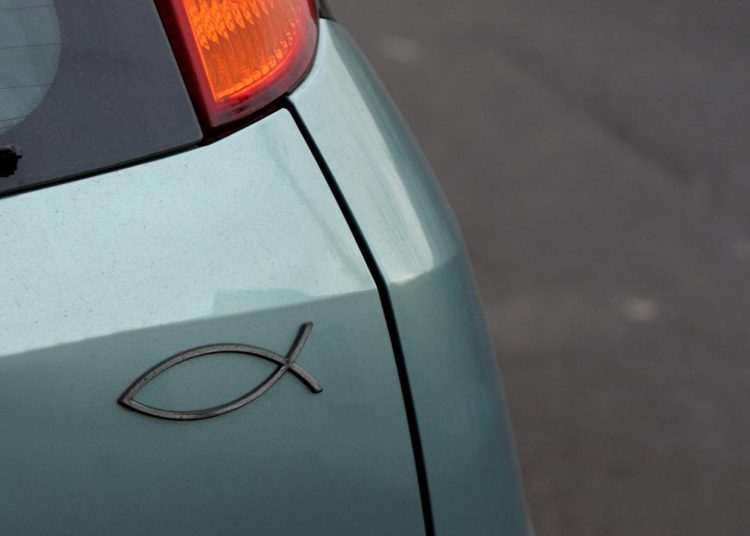 Γιατί κάποιοι κολλούν ένα ψάρι στο αυτοκίνητό τους -Το άγνωστο σύμβολο