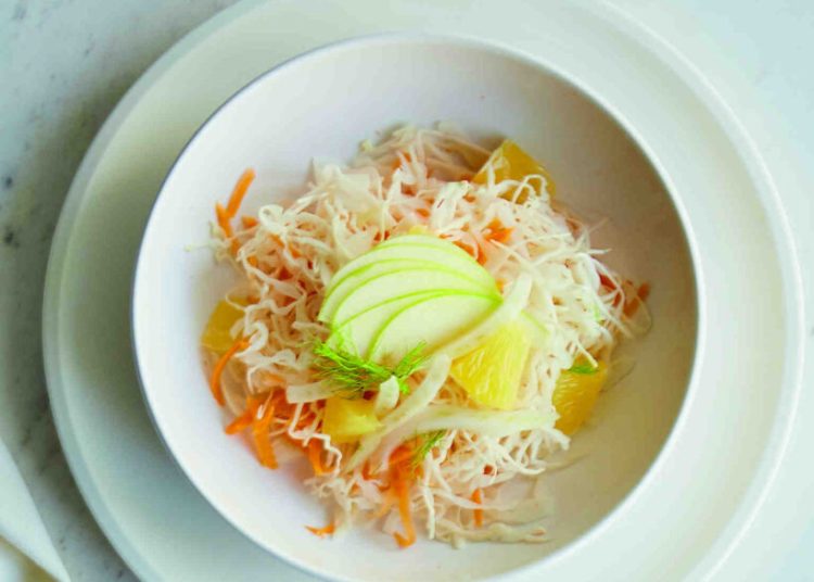 Πολίτικη σαλάτα με μήλα και πορτοκάλια