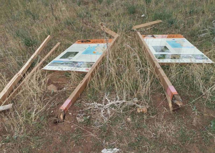 Κατέστρεψαν τις πινακίδες στο πάρκο του Κοτυχίου για άλλη μία φορά