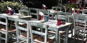 ‘Λουκέτο’ σε 2.569 εστιατόρια και μπαρ έφερε η διασύνδεση των ταμειακών μηχανών