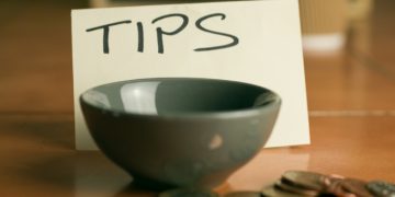 Αλέξης Μητρόπουλος: Φόρος και εισφορές στα φιλοδωρήματα – Τι ισχύει