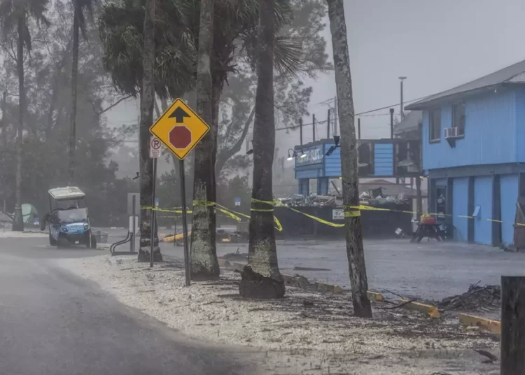Τυφώνας Μίλτον: Ανεμοστρόβιλοι, τεράστια κύματα και νεκροί – Βυθισμένες στο σκοτάδι ολόκληρες κομητείες