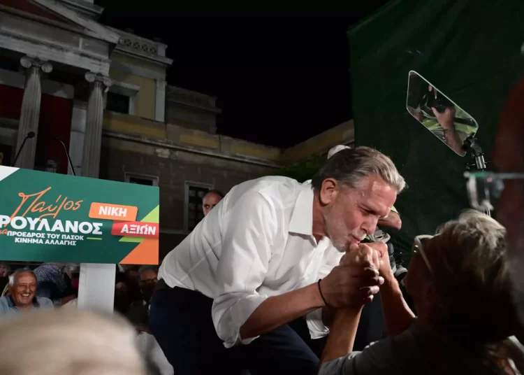 Παύλος Γερουλάνος: Ο «πρίγκιπας» του ΠΑΣΟΚ που δίδαξε πολιτικό πολιτισμό και έχασε χωρίς να ηττηθεί