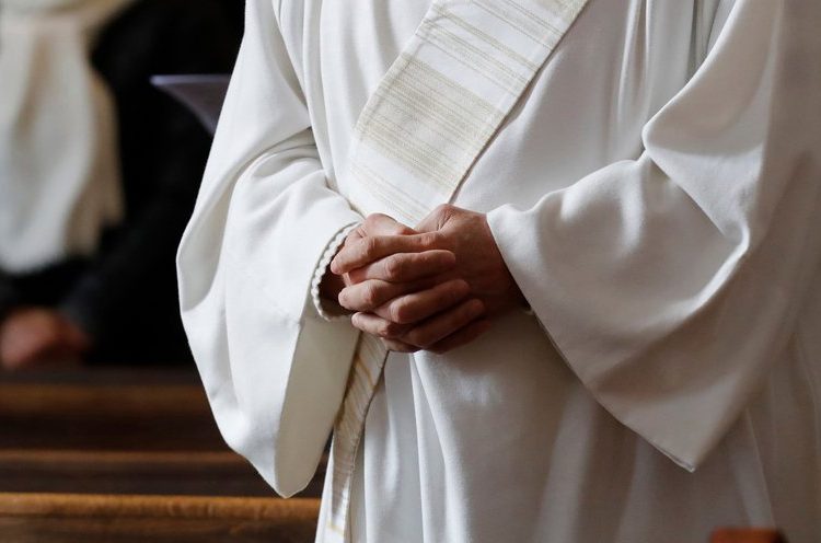 Καθολική Εκκλησία: Σπάει τη σιωπή του ο εφημέριος για τα χρήματα σε νυχτερινά μαγαζιά της Πελοποννήσου