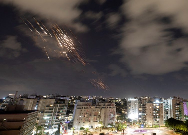 Πως έγινε η επίθεση του Ιράν στο Ισραήλ-200 πύραυλοι έπεσαν-Τι λένε οι ΗΠΑ