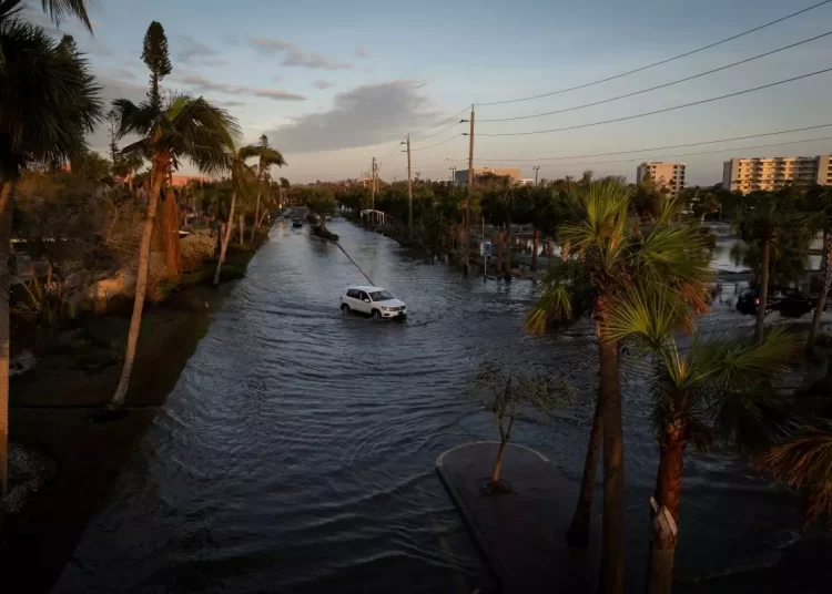 Τυφώνας Μίλτον: Απόκοσμες εικόνες στη Φλόριντα – 16 νεκροί, δεκάδες τραυματίες, στο σκοτάδι εκατομμύρια νοικοκυριά