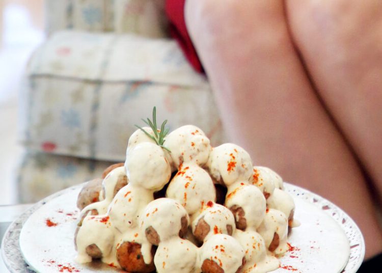 Κεφτεδάκια κοτόπουλου με «παιδική» σάλτσα