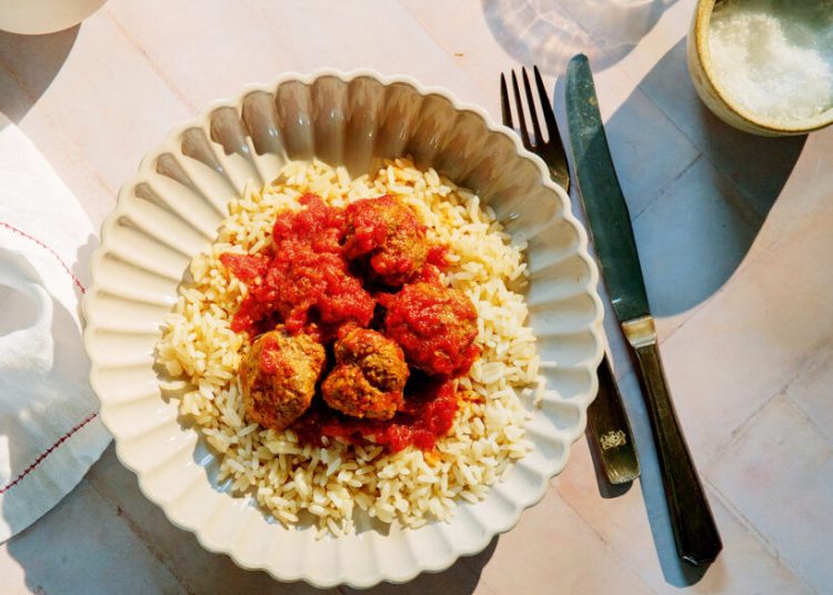 Κεφτεδάκια μαγειρευτά σε ριγανάτη σάλτσα ντομάτας