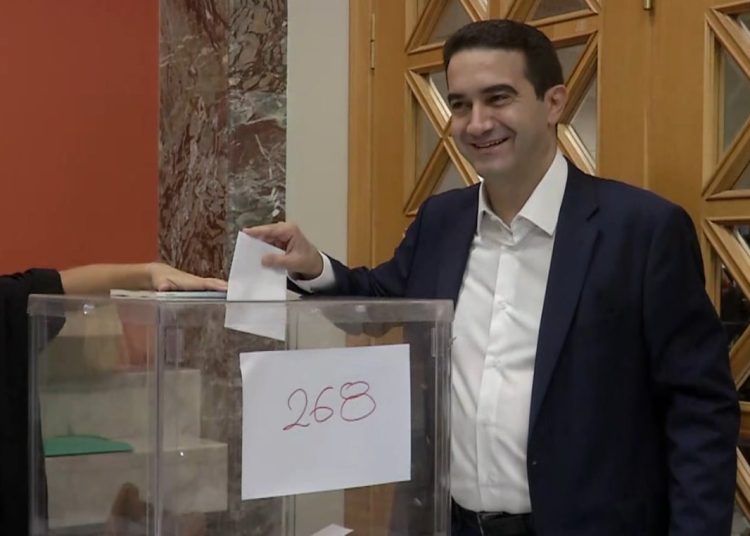 ΠΑΣΟΚ: Αυξημένη κατά 30% σε σχέση με το 2021 η συμμετοχή έως τις 09:00 – Το 45% ήταν νέες εγγραφές