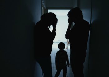 Συλλαμβάνονται 4 γονείς ημερησίως για παραμέληση ανηλίκων