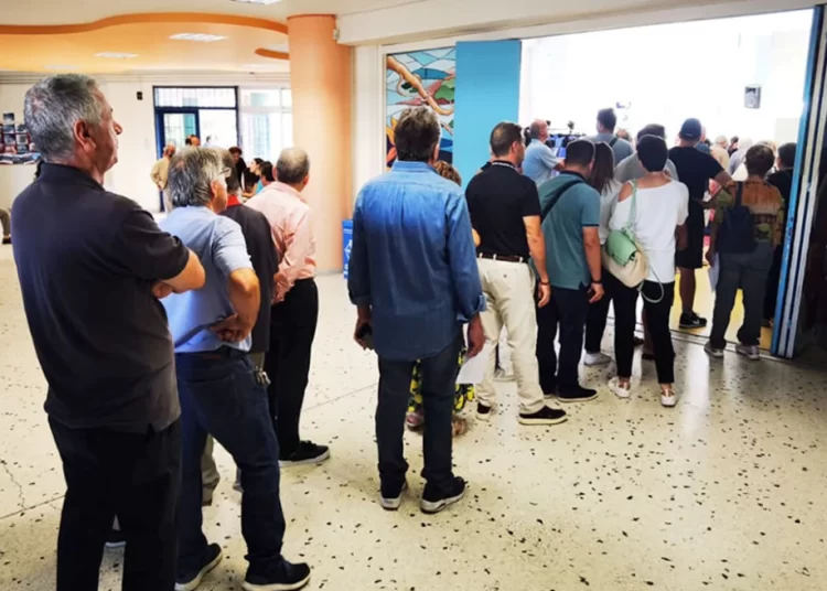 ΠΑΣΟΚ: Αυξημένη κατά 30% σε σχέση με το 2021 η συμμετοχή έως τις 09:00 – Το 45% ήταν νέες εγγραφές