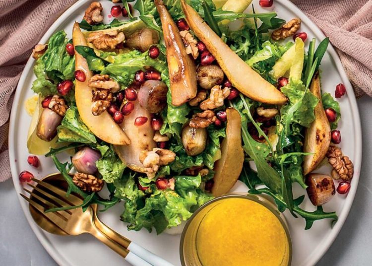 Σαλάτα με πρασινάδες, ψητά αχλάδια, ρόδι και καρύδια